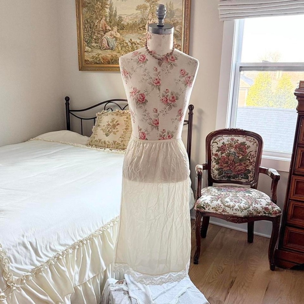 vintage slip skirt   50s ivory nylon half‎ slip size small